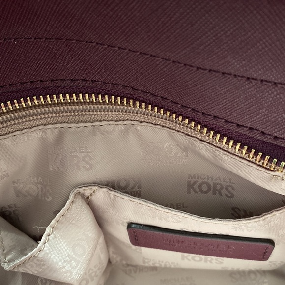 MICHAEL KORS HAMILTON TRAVELER PLUM MINI MESSENGER - Picture 4 of 8
